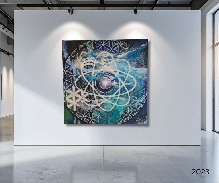 Abstrakte Kunst mit Atom-ähnlichem Motiv und leuchtenden blauen, grünen und weißen Farben an einer weißen Wand in einer modernen Galerie mit glattem grauen Boden.